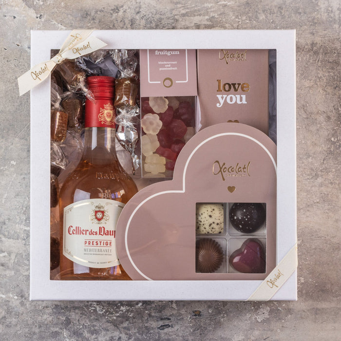 flot gaveæske med rosevin, chokoladehjerte, vingummi og en masse andre lækkerier, perfekt gave til en du holder af