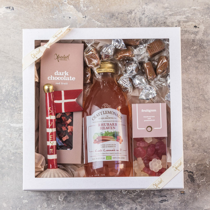 Flot gaveæske med lemonade, vingummi og et keramikflag med teksten "student"