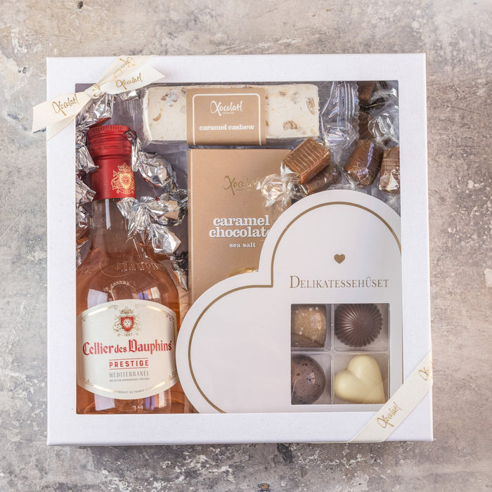 Gaveæske med vin, fyldte chokolader, chokoladeplade og karameller