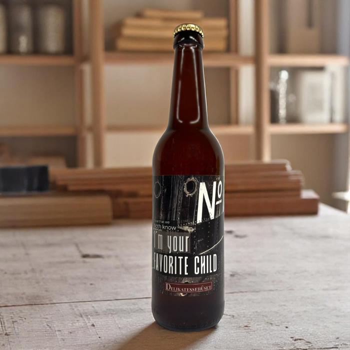 'I love that we both know that I'm your FAVORITE CHILD'
Øllen til forældrene med verdens bedste børn
Designet af Delikatessehuset og bestående af økologisk klassisk Pale Ale fra Grauballe Bryghus; med en sød lille hilsen.
Denne special-øl er en klassisk pale ale brygget på lyse malte. Humlen giver i kombination med de lyse malte en velafbalanceret bitterhed.
"Den blide men samtidig bitre smag minder om en kølig gåtur gennem det dugvåde græs en kølig morgen i bare tæer." -