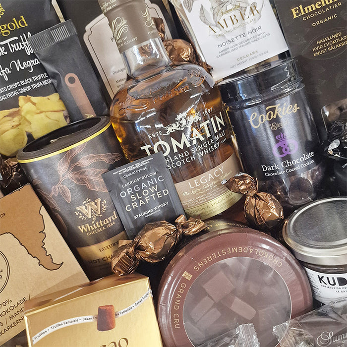 Kæmpe overdådig gavekurv med whisky, chokolade og forskellige danske lækkerier.
