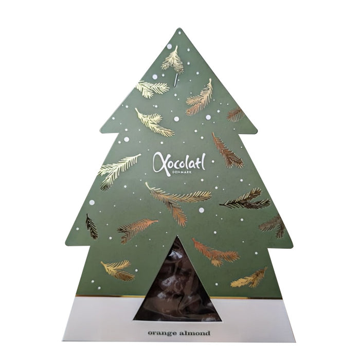 Knasende mandler overtrukket med mørk chokolade og et strejf af appelsin, pakket i juletræsformet æske fra Xocolatl, Christiansfeld.