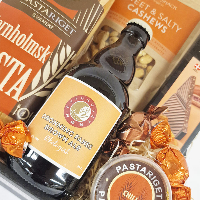 Gavekurv - orange ølkurv med specialøl og delikatesser