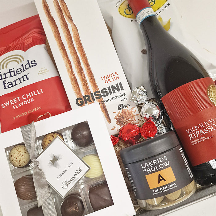 Gavekurv - med rødvin, Summerbird chokolade og Lakrids by Bülow