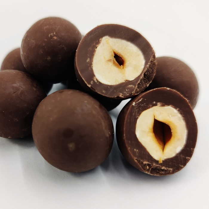 Disse friske drageer består af en lækker ristet hasselnød, dragéret med 70% mørk chokolade og orange.