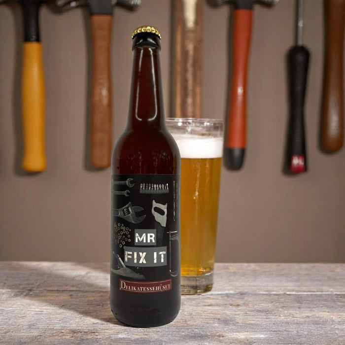 En IPA (India Pale Ale) med relativt lav bitterhed for øltypen.
Du får her en øl, der smager rent og nærmest forfriskende. Vi har tilføjet humlerne Pilgrim, First G. og Cascade, der tilfører øllen en frisk aroma af blomster, bær og citrus. Vi anbefaler den til krydrede retter og en god snak.