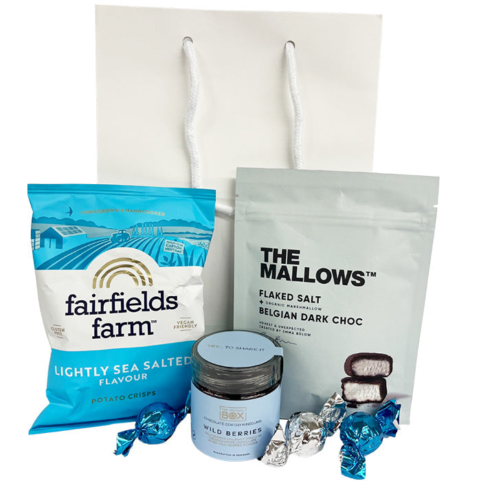 Blå gavepose m. marshmallows, vingummi og chips