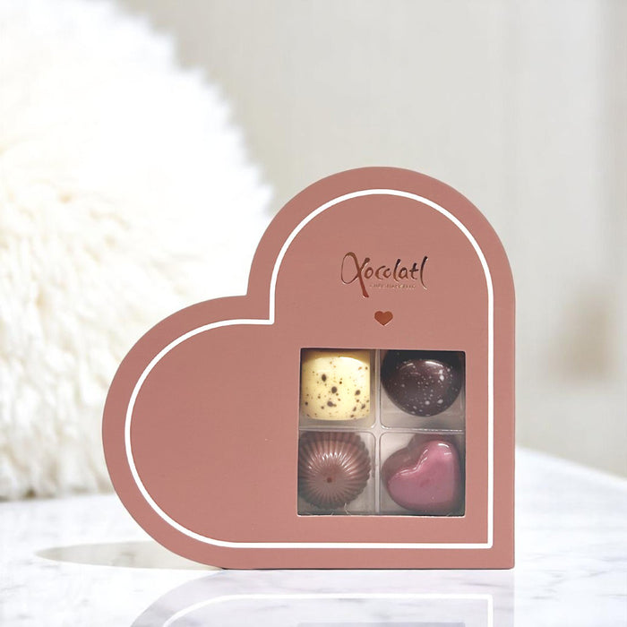 rosa chokoladehjertemed 4 fyldte chokolader i, med forskelligt fyld