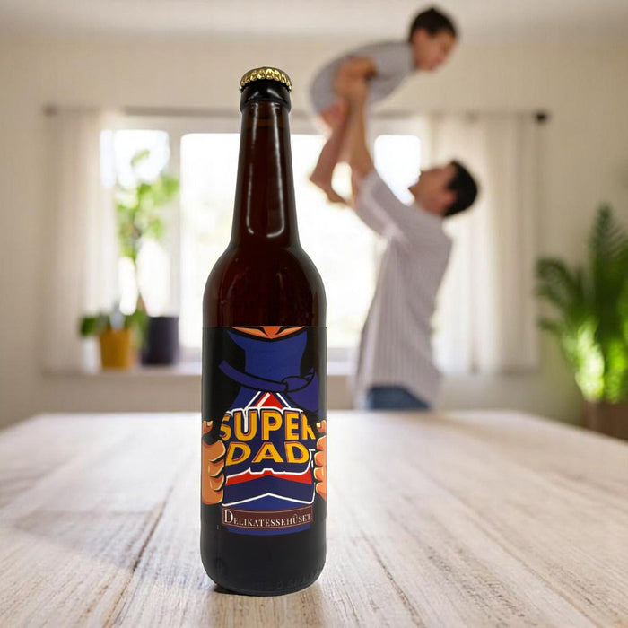 En IPA (India Pale Ale) med relativt lav bitterhed for øltypen.
Du får her en øl, der smager rent og nærmest forfriskende. Vi har tilføjet humlerne Pilgrim, First G. og Cascade, der tilfører øllen en frisk aroma af blomster, bær og citrus. Vi anbefaler den til krydrede retter og en god snak.