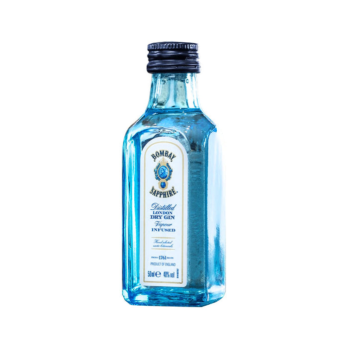Bombay Sapphire London Dry Gin i en flot og lille flaske, der ligesom safiren skinder blåt.