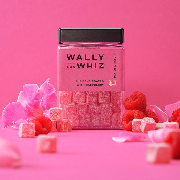 Wally & Whiz Hibiscus vingummi vendt i Hindbær-pulver Smagen er pink! Den let syrlige smag af hibiscus komplementeres af den fine smag af søde hindbær. Dette er hurtigt blevet en sommer favorit hos os! En blanding mellem sydens sol og sommerferie, og den danske sensommer med dens overmodne hindbær, lige til at plukke. Det er et møde mellem det bedste fra to verdener - Det pæredanske og det eksotiske.