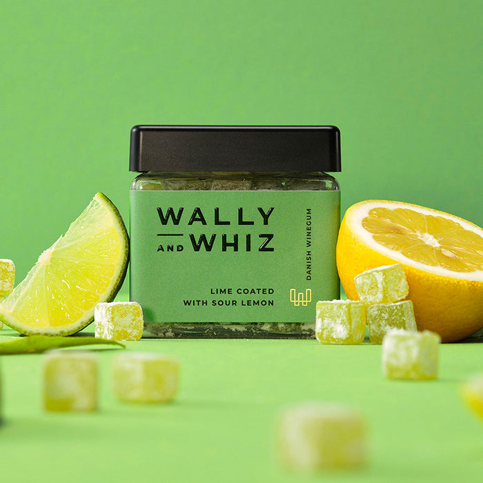 Frisk & sød Lime-vingummi fra Wally & Whiz vendt i syrlig citronpulver Forestil dig en blød lime vingummi, der både er frisk og sød i smagen, og forestil dig dernæst at denne herlighed er vendt i et lag syrligt citronpulver. -Så har du denne vingummi fra Wally & Whiz Kombinationen af de to citrusfrugter; og det søde, sure og syrlige er en fantastisk kombination.