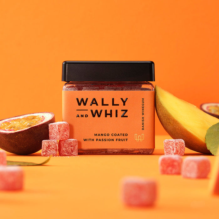 Wally & Whiz Mango vingummi vendt i Passionsfrugt-pulver Her er en eksotisk vingummi fra Wally & Whiz, der finder vej ind i de flestes hjerter. Mangoens sødme udgør en fantastisk smags-kombination sammen med passionsfrugtens særegne eksotiske smag. Alt i alt en eksotisk smagsoplevelse, du bør unde dig selv