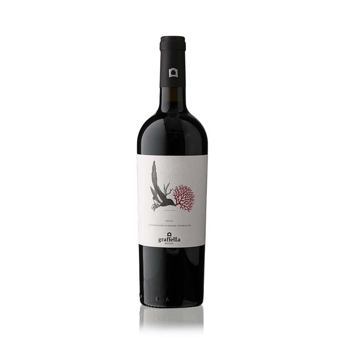 Her er vores anbefaling af årets julevin. En lækker fyldig rødvin fra Sicilien. Graffetta Syrah er kompleks, rig og lækker.