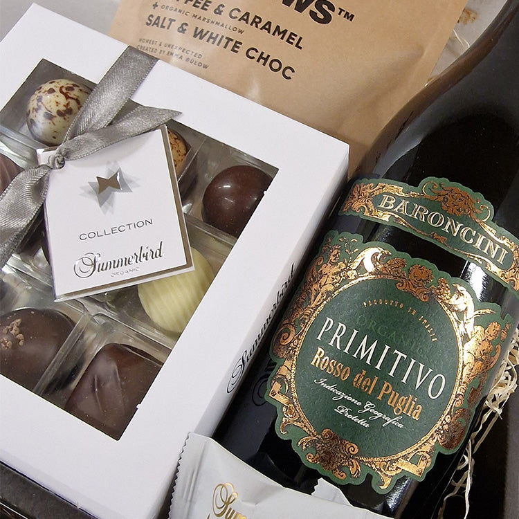 Gavekurv med økologiske delikatesser. Rødvin, chokolade og skum