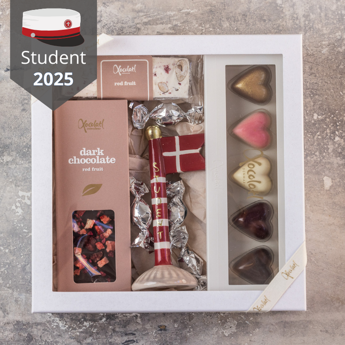 Fin gaveæske med chokoladehjerter, chokoladeplade og et keramikflag medteksten "student"