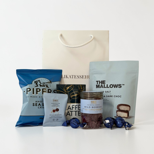 Blå gavepose med søde sager og kaffe