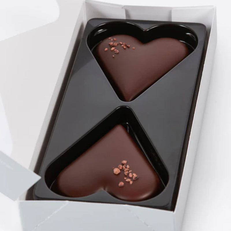 Summerbird Hearts Christmas – lille hjerteformet chokolade med mørk Amazonas 61 % chokolade, blød marcipan og drys af kakaogrué, pakket i juleinspireret emballage.