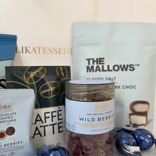 Blå gavepose med søde sager og kaffe