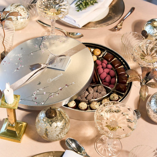 Overdådig jule gaveæske fra Summerbird. med dragerede nødder, amber chokolade og orangestænger