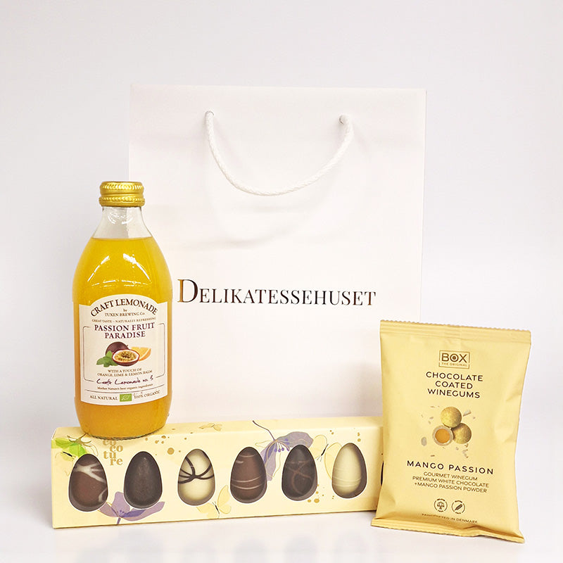 Gul gavepose med lemonade, Cocoture påskeæg og chokoladeovertrukne vingummi fra Delikatessehuset til påske.