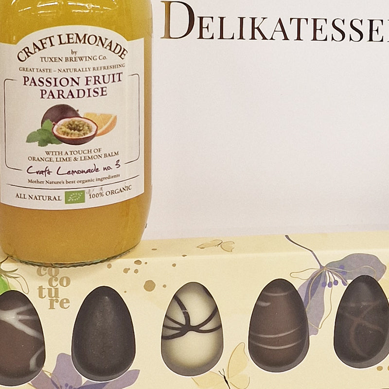 Gul gavepose med økologisk lemonade fra Tuxen Brewing og Cocoture påskeæg i chokolade.