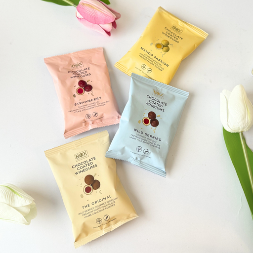 Sampak med 4 varianter gelatinefri vingummier, overtrukket med premium chokolade og rullet i frugt- og lakridspulver.