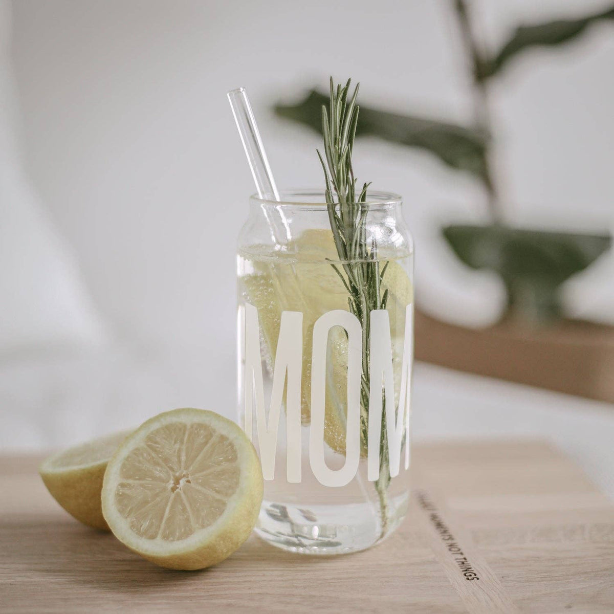 Gaveidé til Mors dag med stilrent MOM drikkeglas, sugerør, frisk citron og rosmarin.