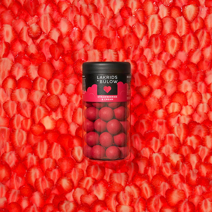 'Strawberry & Cream' er en variant med en kærlig symfoni mellem de syrlige røde jordbær og cremet fløde som giver sødmen i denne Love lakridskugle. Inde i midten af denne flotte lyserøde kugle befinder sig en sød-lakrids som er overtrukket med den blødeste hvide chokolade. Det er den perfekte blanding mellem det søde og det syrlige fra de solmodne jordbær.