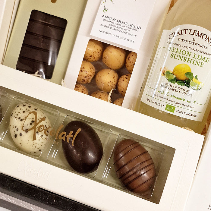 Påskekurv med dansk lemonade og chokolade