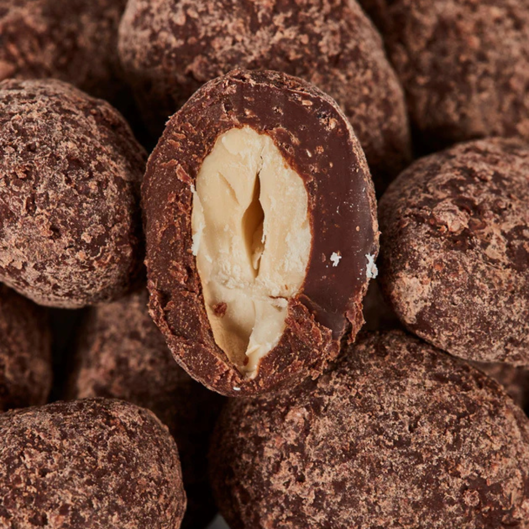 Nærbillede af ristet hasselnød med tykt lag chokolade og kakaopulver fra Summerbird sortimentet.
