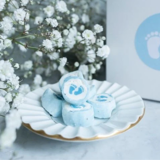 Små søde lyseblå bolsjer med med babyfødder på, rigtigt gode til barnedåb
