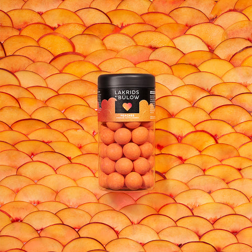 Peaches er en lakridsvariant med hvid fersken chokolade og et hint af passionsfrugt. Inde i midten af denne flotte orange kugle befinder sig en sød lakrids og hele herligheden er indpakket i en knasende sprød sugar-coat, som er prikken over i'et.