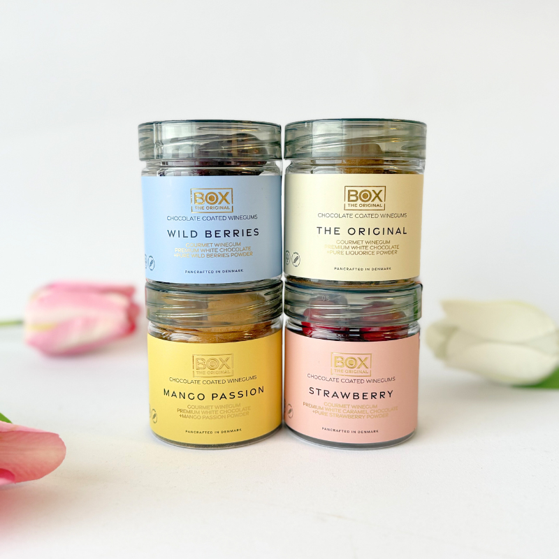 Gelatinefri vingummier med naturligt frugtpulver, kombineret med karamel- og hvid chokolade samt jordbær, vilde bær, lakrids og passionsfrugt/mango