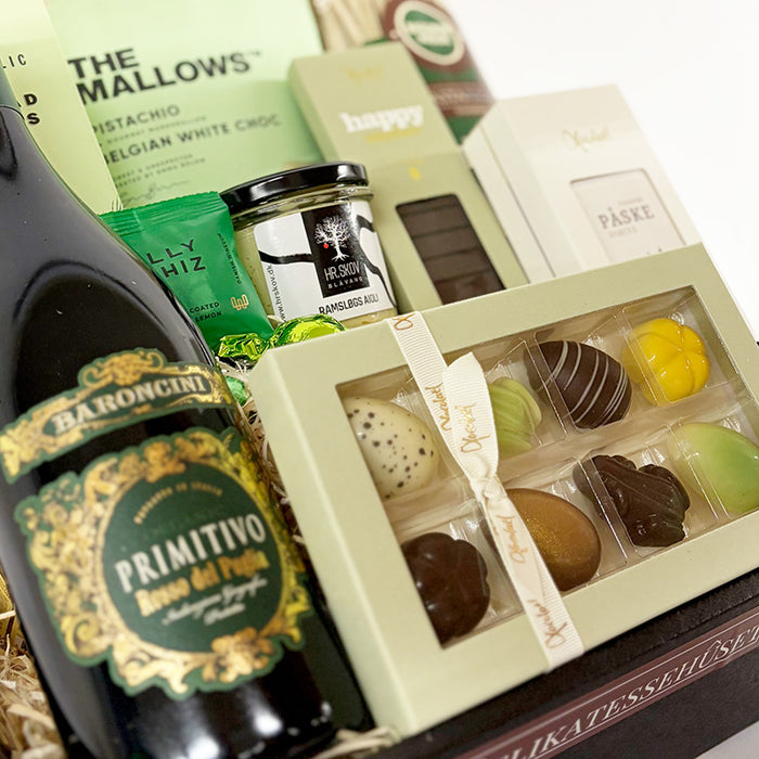 Påskegave med rødvin, salte- og søde snacks