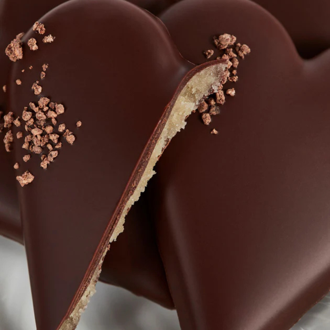 Nærbillede af Summerbird chokoladehjerte med fyld af marcipan og mørk chokolade.