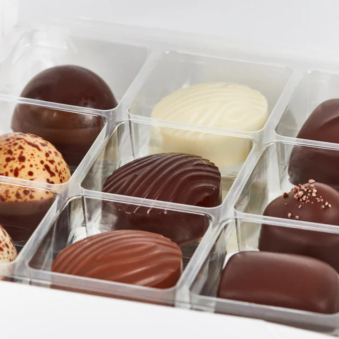 Luksuriøs gaveæske med et udvalg af fyldte chokolader i forskellige varianter og chokoladetyper.