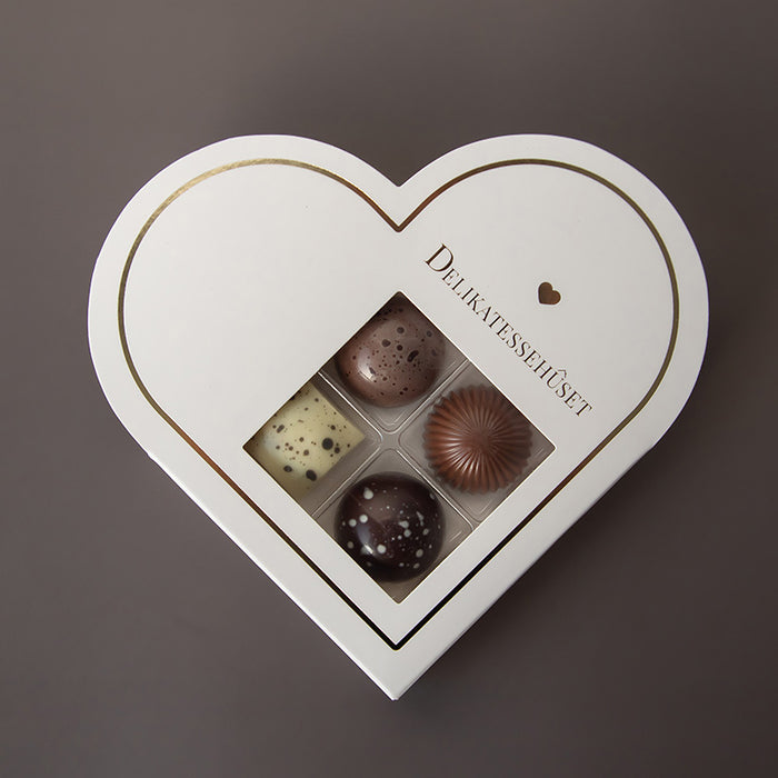 blåt chokoladehjerte med 4 fyldte chokolader i, med forskelligt fyld