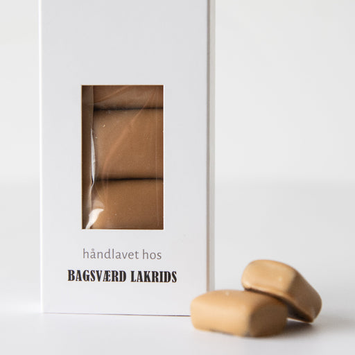 Bagsværd gaveæske med lys symfoni lækker lakrids med chokolade