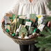 Stor julekurv med eksklusive delikatesser, chokolade, lakrids og julespecialiteter, smukt anrettet i fletkurv med cellofan og gavebånd