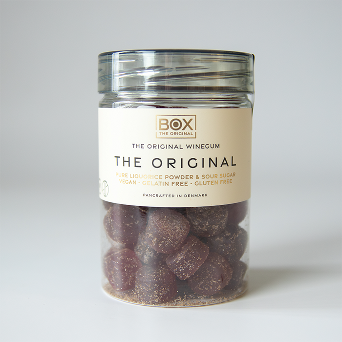 Vegansk skovbær lakridspulver gourmetvingummi uden gelatine, drysset med naturligt skovbærpulver og dækket af syrlig sukkercoating