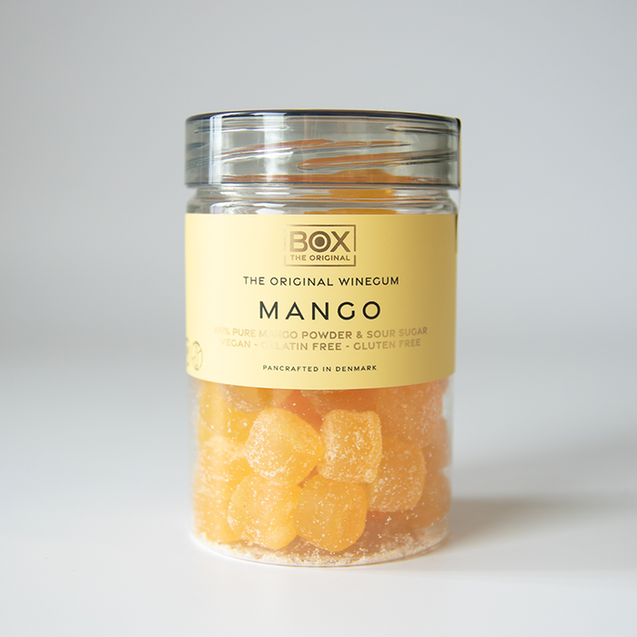 Vegansk mango gourmetvingummi uden gelatine, drysset med naturligt skovbærpulver og dækket af syrlig sukkercoating