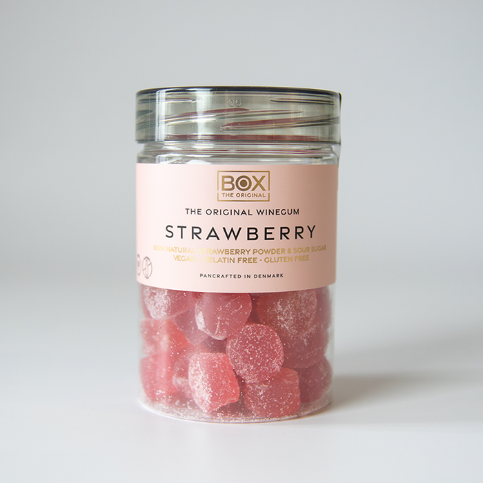 Vegansk jordbær gourmetvingummi uden gelatine, drysset med naturligt skovbærpulver og dækket af syrlig sukkercoating