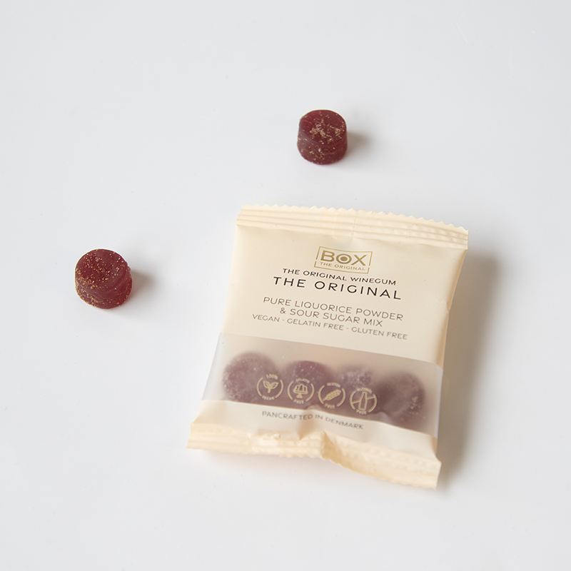 Vegansk skovbær og lakrids gourmetvingummi uden gelatine, drysset med naturligt skovbærpulver og dækket af syrlig sukkercoating
