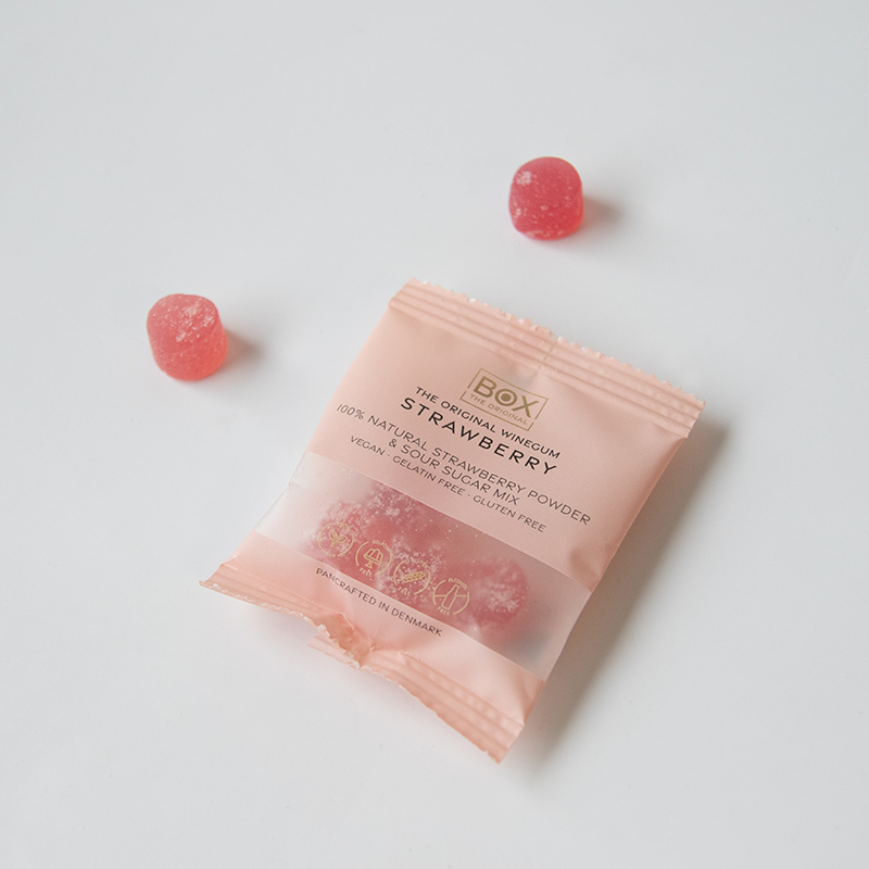Vegansk jordbær gourmetvingummi uden gelatine, drysset med naturligt skovbærpulver og dækket af syrlig sukkercoating