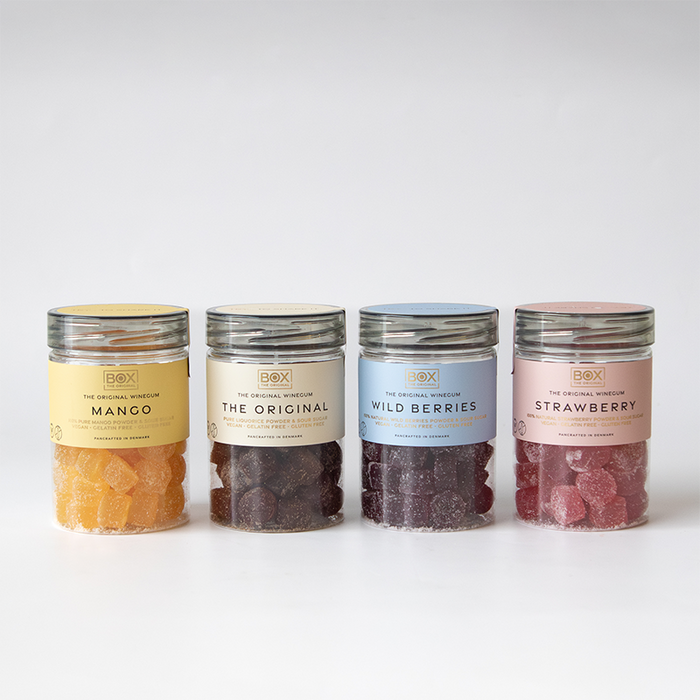 Vegansk mango gourmetvingummi uden gelatine, drysset med naturligt skovbærpulver og dækket af syrlig sukkercoating