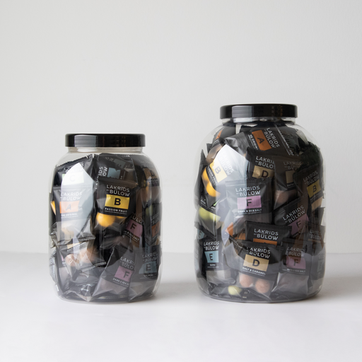 Assorteret bøtte med Lakrids by Bülow’s varianter A–F i individuelle flowpacks, perfekt til afdelinger eller lakridselskere, der nyder lidt luksus.