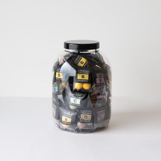 Bøtte med 80 stk. chokoladedrageret lakrids fra Lakrids by Bülow, et miks af seks populære varianter i individuelle flowpacks – perfekt som firmagave eller delikat forkælelse.
