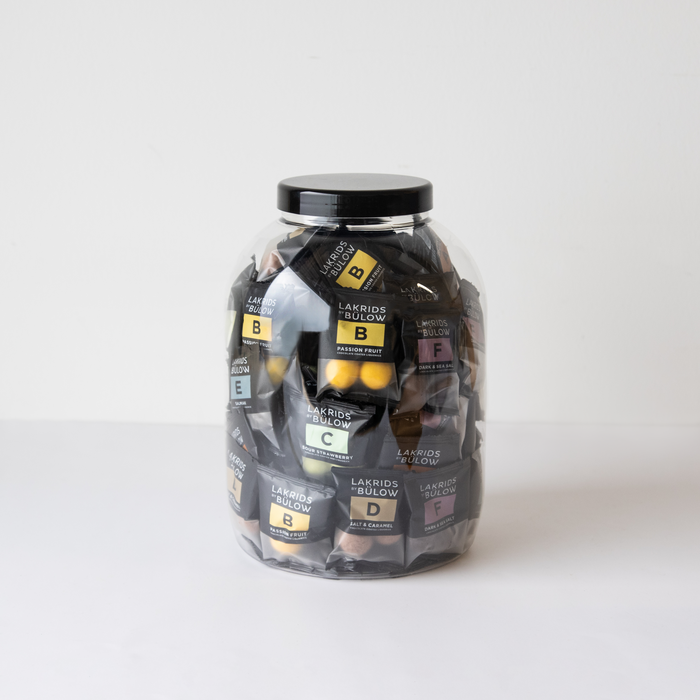 Bøtte med 80 stk. chokoladedrageret lakrids fra Lakrids by Bülow, et miks af seks populære varianter i individuelle flowpacks – perfekt som firmagave eller delikat forkælelse.