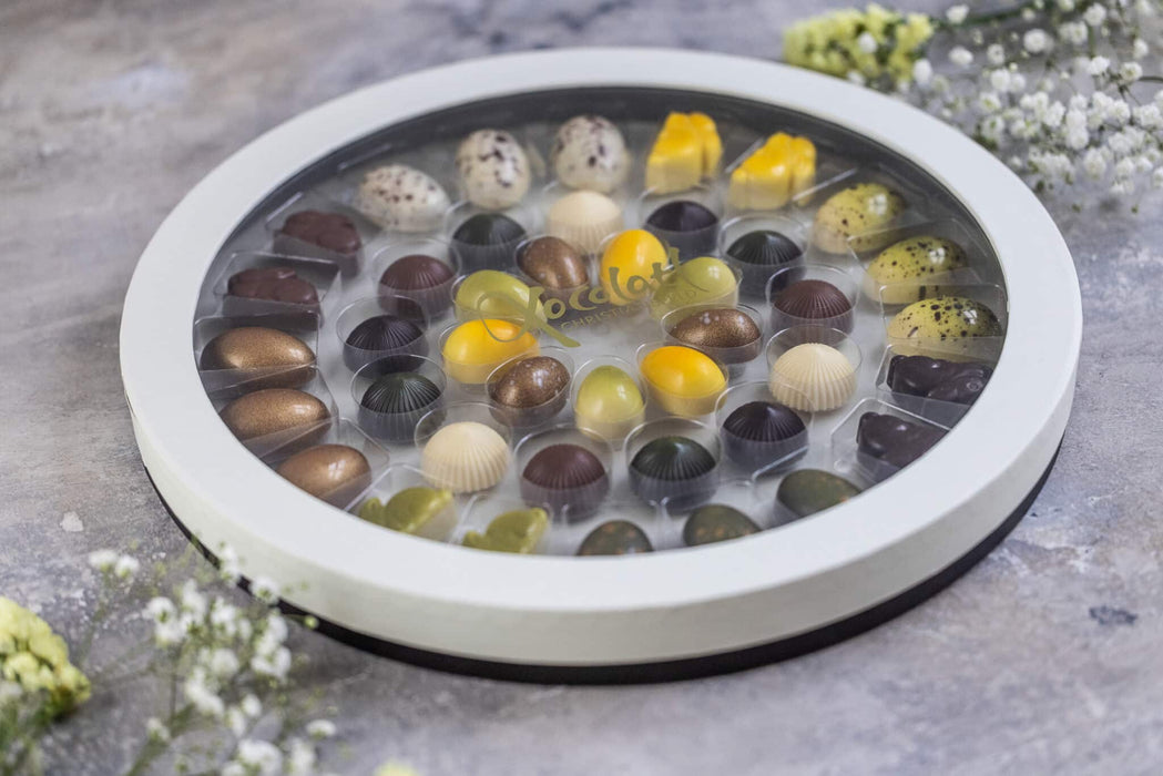 Overdådig gaveæske med 42 fyldte påskechokolader - Xocolatl